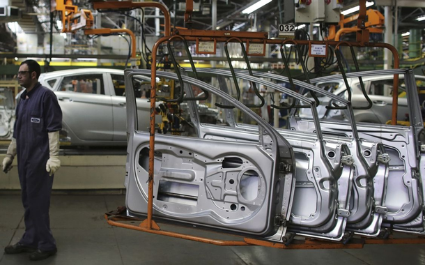 Produção de carros pode parar no Brasil por falta de insumos, aponta Anfavea